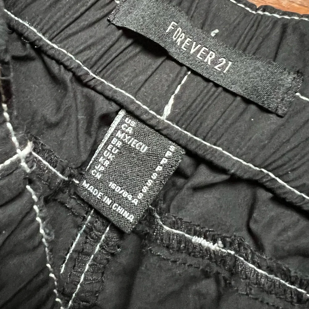 NWOT Black Cargo Pants 90s Y2K Punk Grunge small s pockets edgy rave Forever 21 - Picture 4 of 4